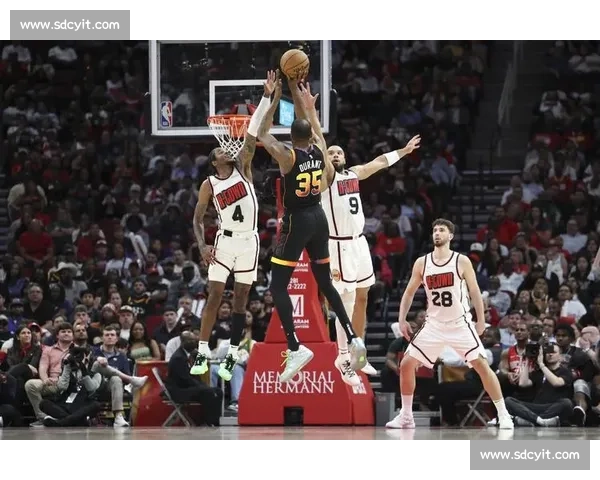 篮球比赛中阻挡犯规的判定与策略分析 篮球比赛中阻挡犯规的判定与策略分析